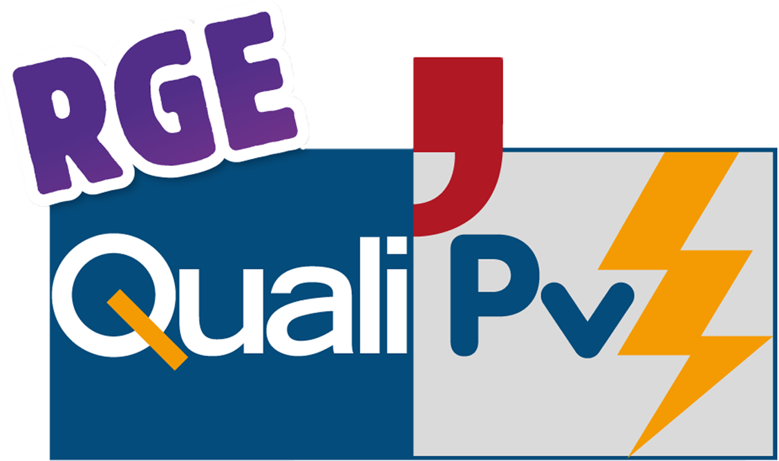 Professionnel installant des systèmes solaires photovoltaïques